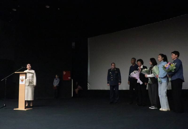 В Элисте почтили память героя: премьера фильма об Александре Очирове В Элисте почтили память героя: премьера фильма об Александре Очирове