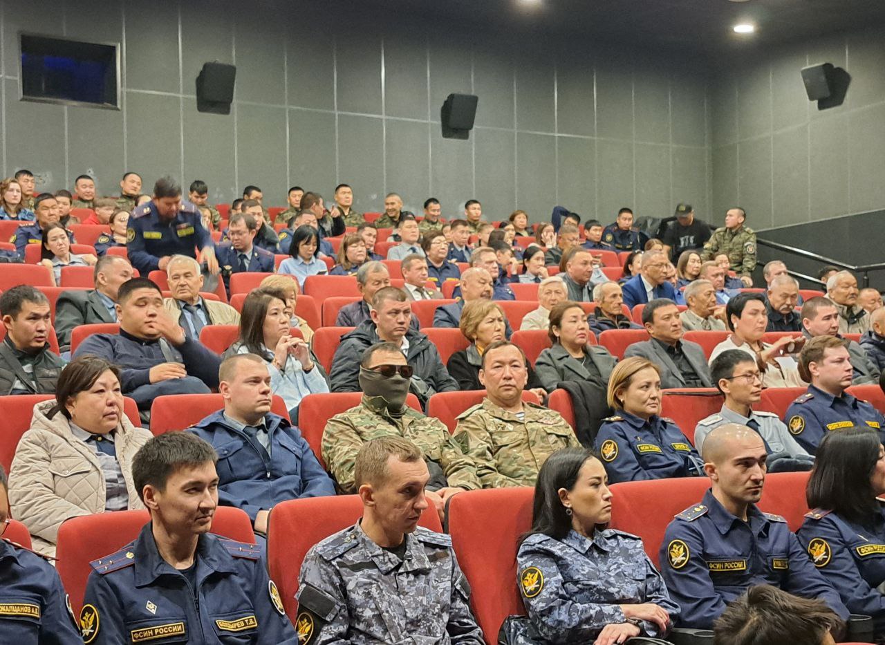 Премьера фильма о герое. Председатель Народного Хурала (Парламента) Республики Калмыкия Артем Михайлов посетил премьеру документального фильма «Герой нашего времени», посвященного старшему лейтенанту внутренней службы... Премьера фильма о герое. Председатель Народного Хурала (Парламента) Республики Калмыкия Артем Михайлов посетил премьеру документального фильма «Герой нашего времени», посвященного старшему лейтенанту внутренней службы...