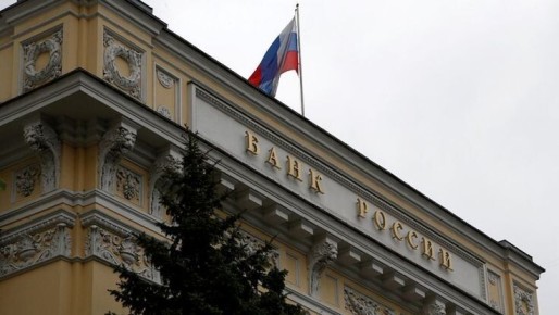 Что стоит за массовым выводом вкладов россиян из банков?