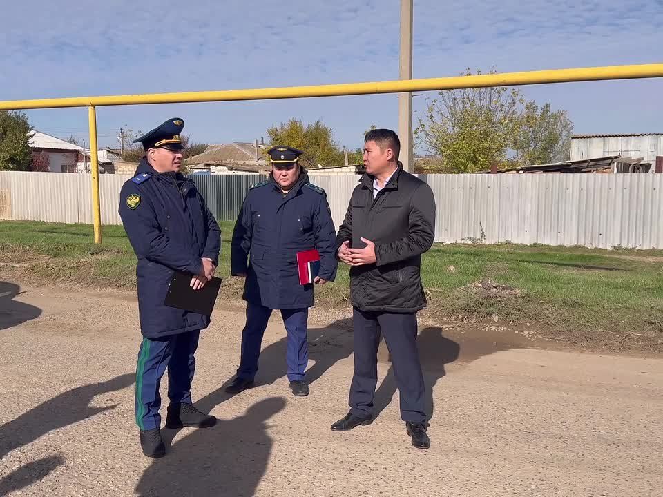 23 октября 2025 года прокурор республики Виталий Семенченко в целях проверки фактического устранения нарушений законов, выявленных ранее по многочисленным обращениям жителей, посетил Целинный район