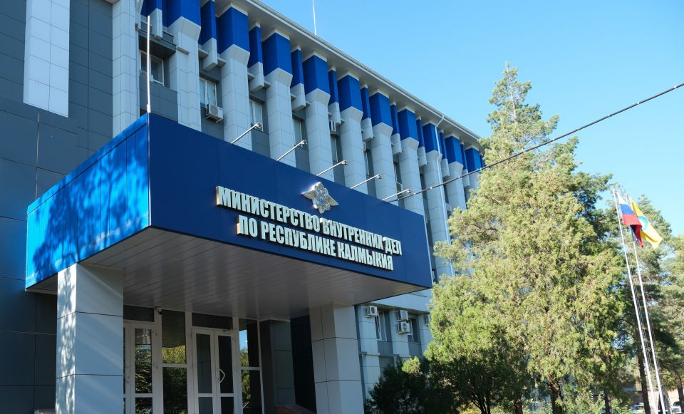 Уважаемые жители Калмыкии, информируем вас о возможности добровольно сдать найденное или незарегистрированное огнестрельное оружие,боеприпасы, взрывчатые вещества за денежное вознаграждение