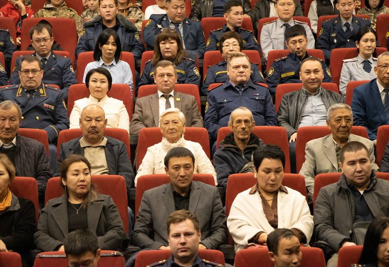 В Элисте почтили память героя: премьера фильма об Александре Очирове В Элисте почтили память героя: премьера фильма об Александре Очирове