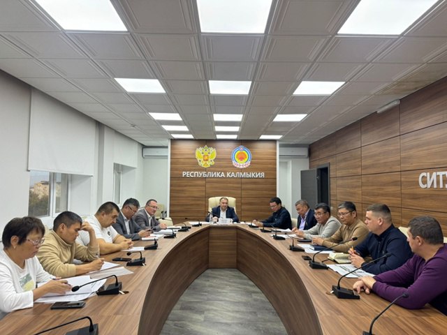 В 10-м микрорайоне Элисты завершается строительство мноквартирного дома