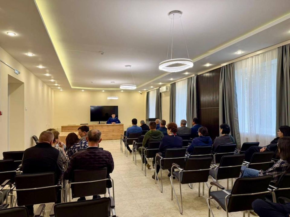 В целях правового просвещения работникам органа местного самоуправления в Приютненском районе прочитана лекция