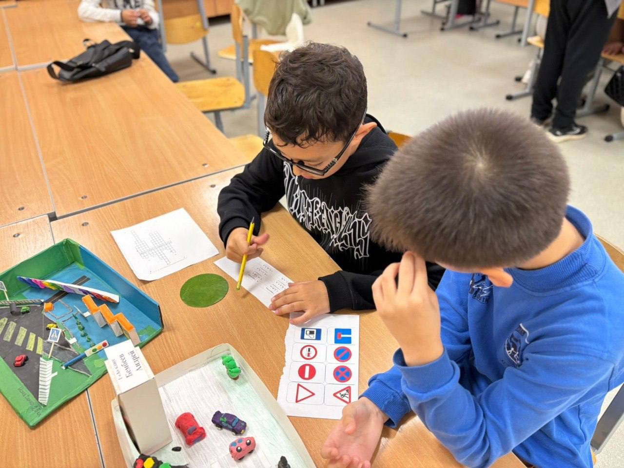 Во время осенних каникул в школах города работают лагеря дневного пребывания Во время осенних каникул в школах города работают лагеря дневного пребывания