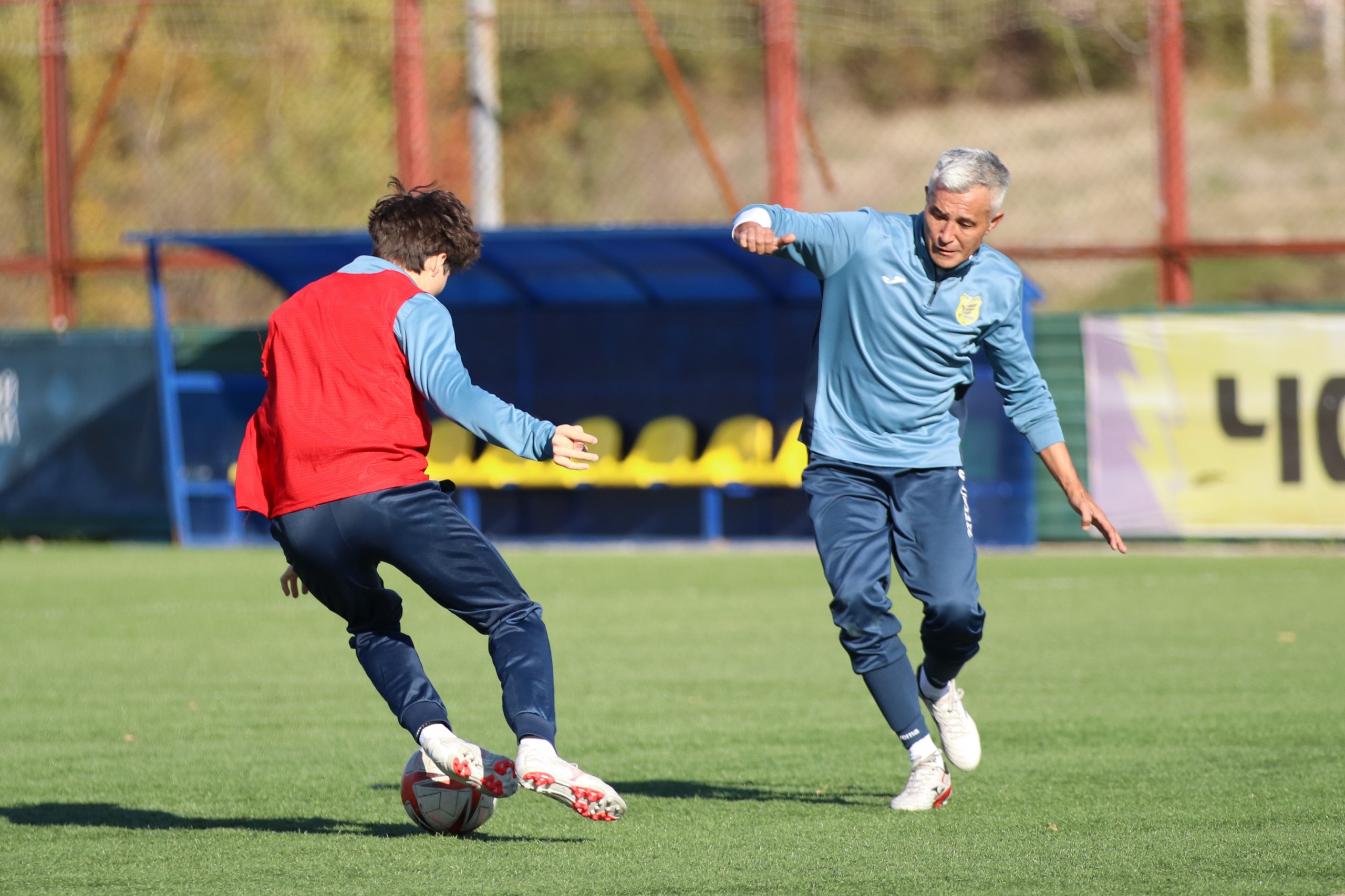 Сегодня, в честь Дня тренера, на стадионе «Юность» состоялся товарищеский футбольный матч Сегодня, в честь Дня тренера, на стадионе «Юность» состоялся товарищеский футбольный матч