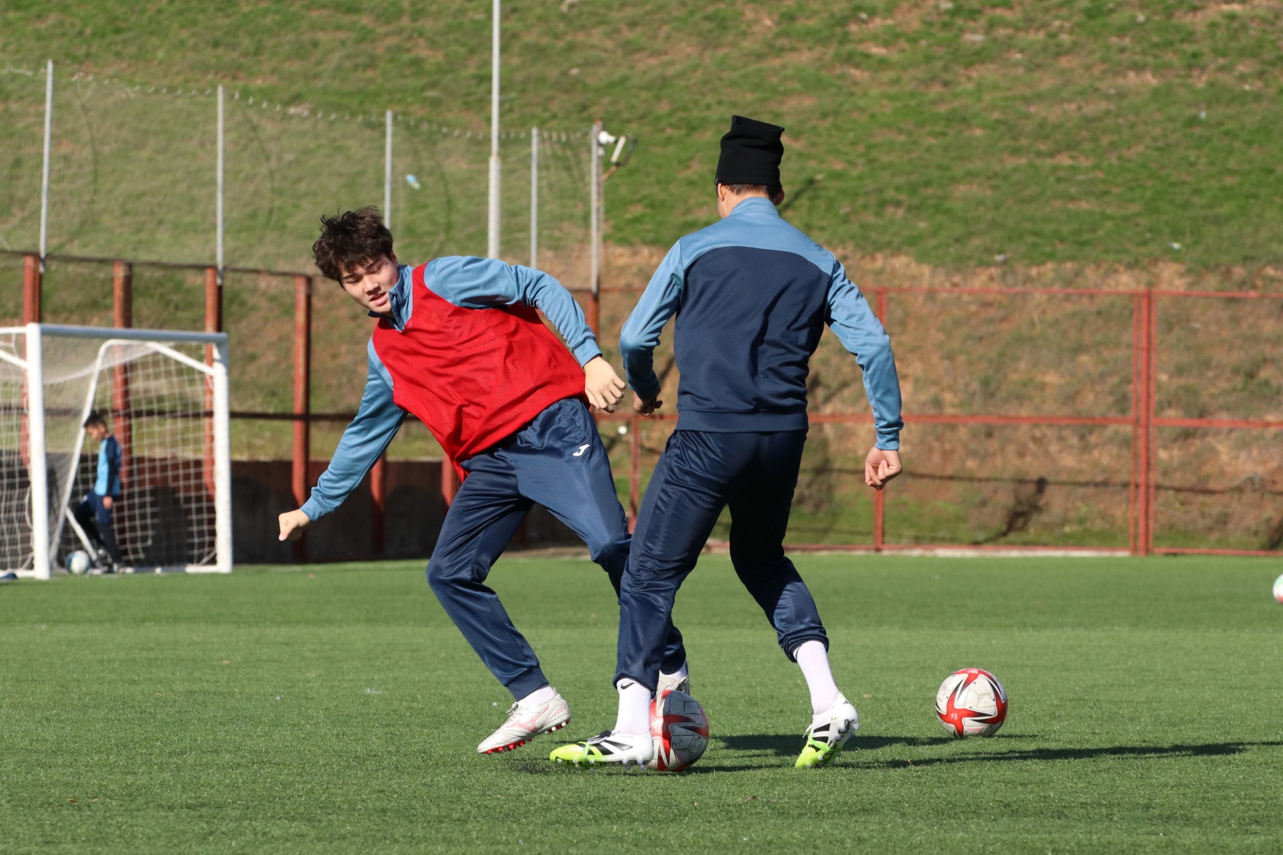 Сегодня, в честь Дня тренера, на стадионе «Юность» состоялся товарищеский футбольный матч Сегодня, в честь Дня тренера, на стадионе «Юность» состоялся товарищеский футбольный матч