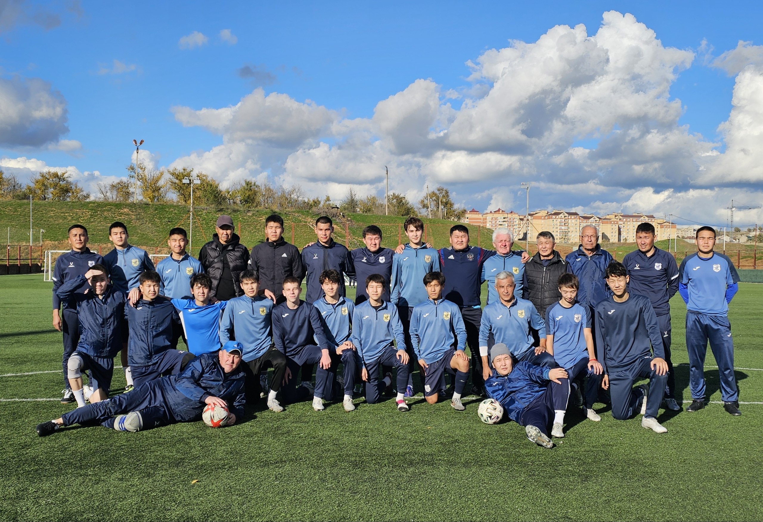 Сегодня, в честь Дня тренера, на стадионе «Юность» состоялся товарищеский футбольный матч