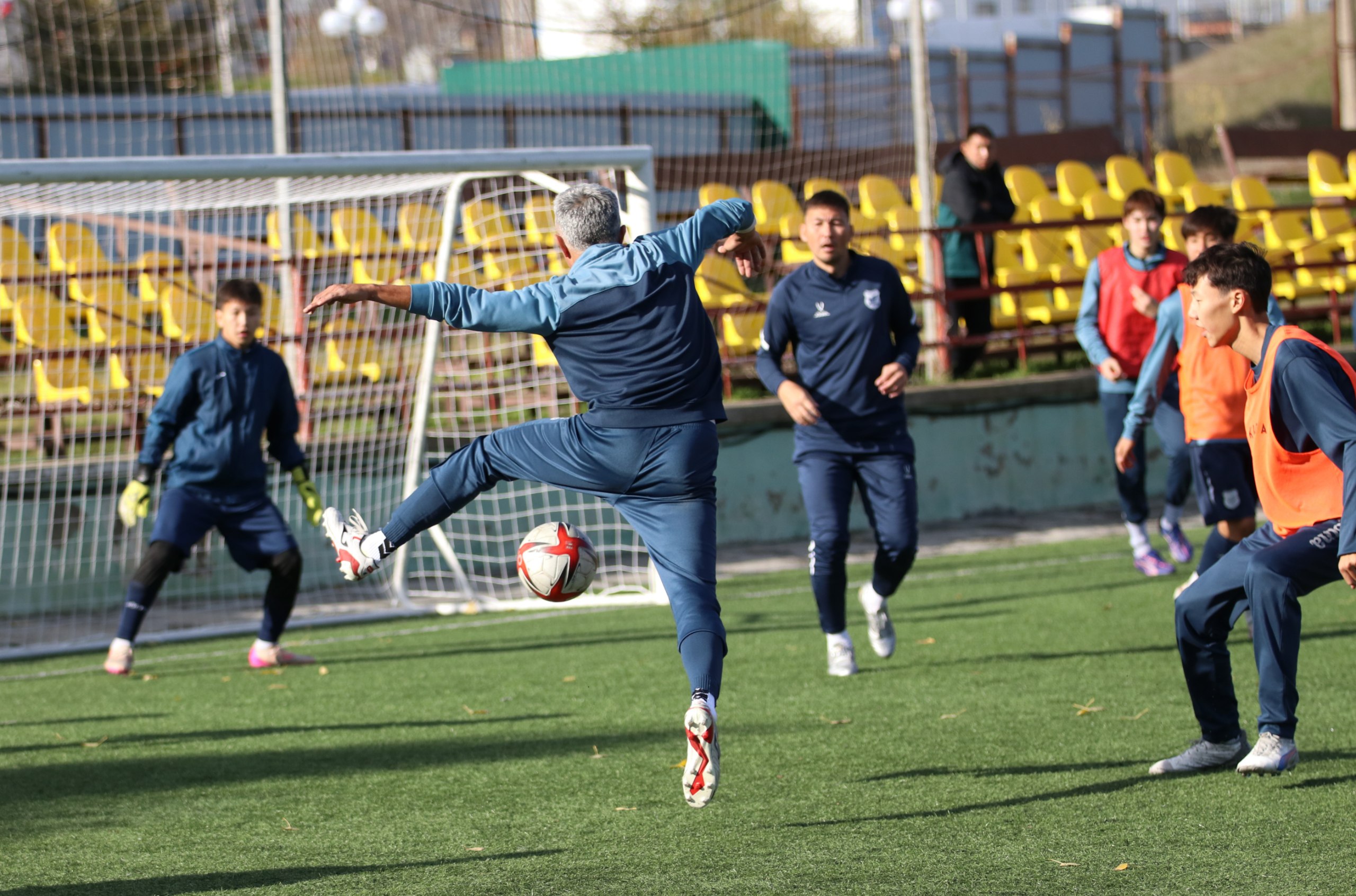 Сегодня, в честь Дня тренера, на стадионе «Юность» состоялся товарищеский футбольный матч Сегодня, в честь Дня тренера, на стадионе «Юность» состоялся товарищеский футбольный матч