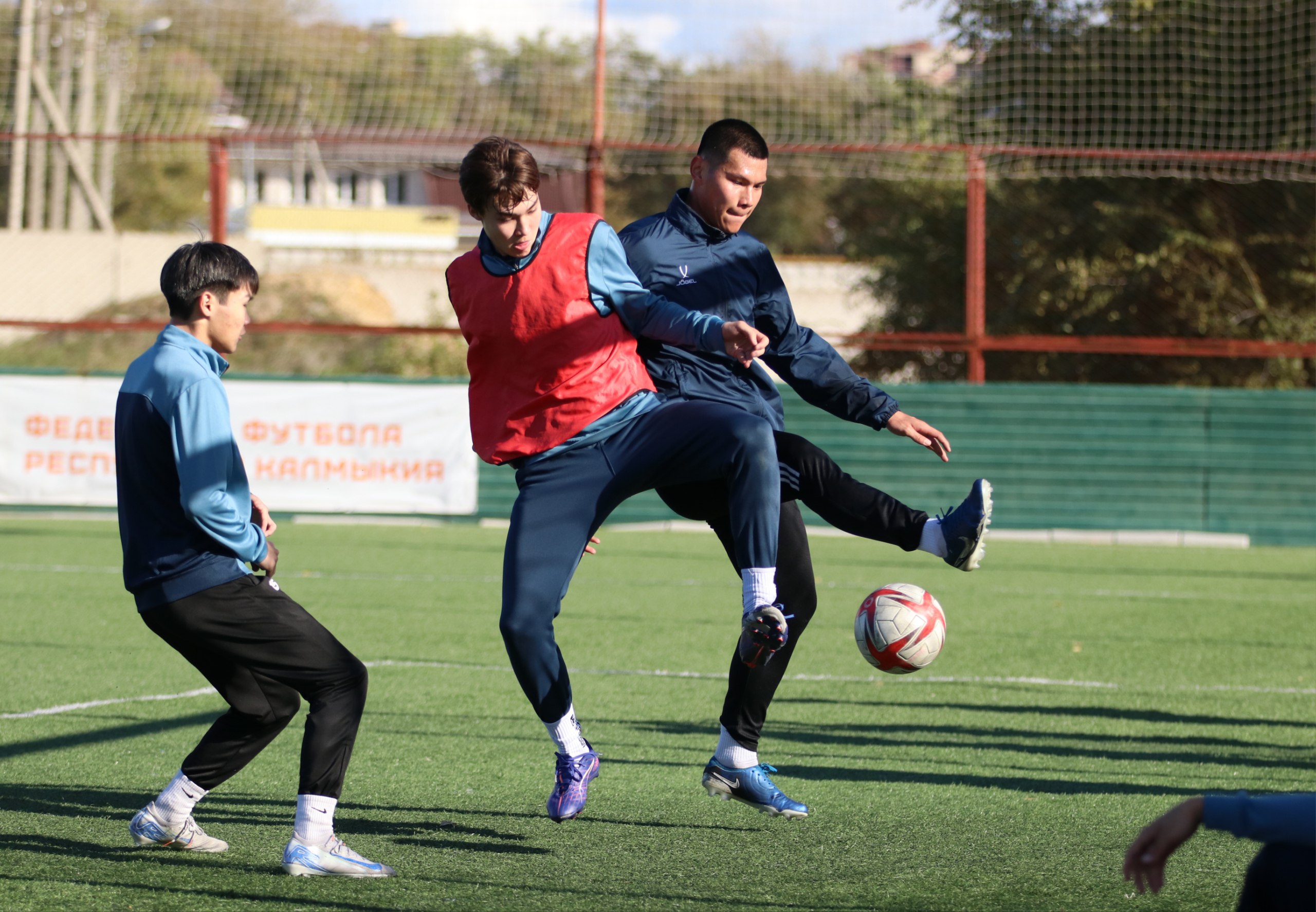 Сегодня, в честь Дня тренера, на стадионе «Юность» состоялся товарищеский футбольный матч Сегодня, в честь Дня тренера, на стадионе «Юность» состоялся товарищеский футбольный матч