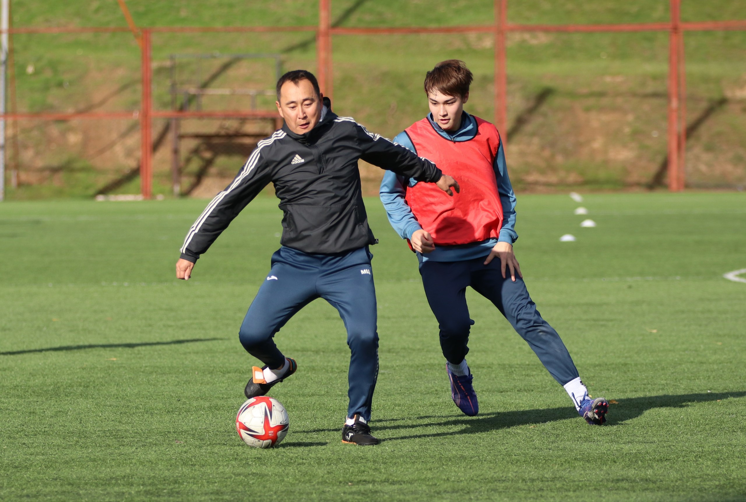 Сегодня, в честь Дня тренера, на стадионе «Юность» состоялся товарищеский футбольный матч Сегодня, в честь Дня тренера, на стадионе «Юность» состоялся товарищеский футбольный матч