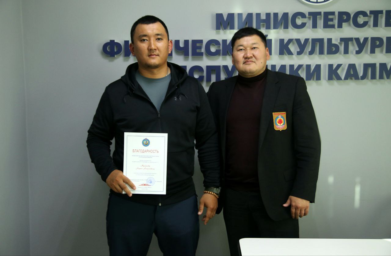 Министр физической культуры и спорта Республики Калмыкия Константин Батыров провел рабочую встречу с серебряным призером Кубка студенческой лиги самбо Эрдни Бадмаевым Министр физической культуры и спорта Республики Калмыкия Константин Батыров провел рабочую встречу с серебряным призером Кубка студенческой лиги самбо Эрдни Бадмаевым