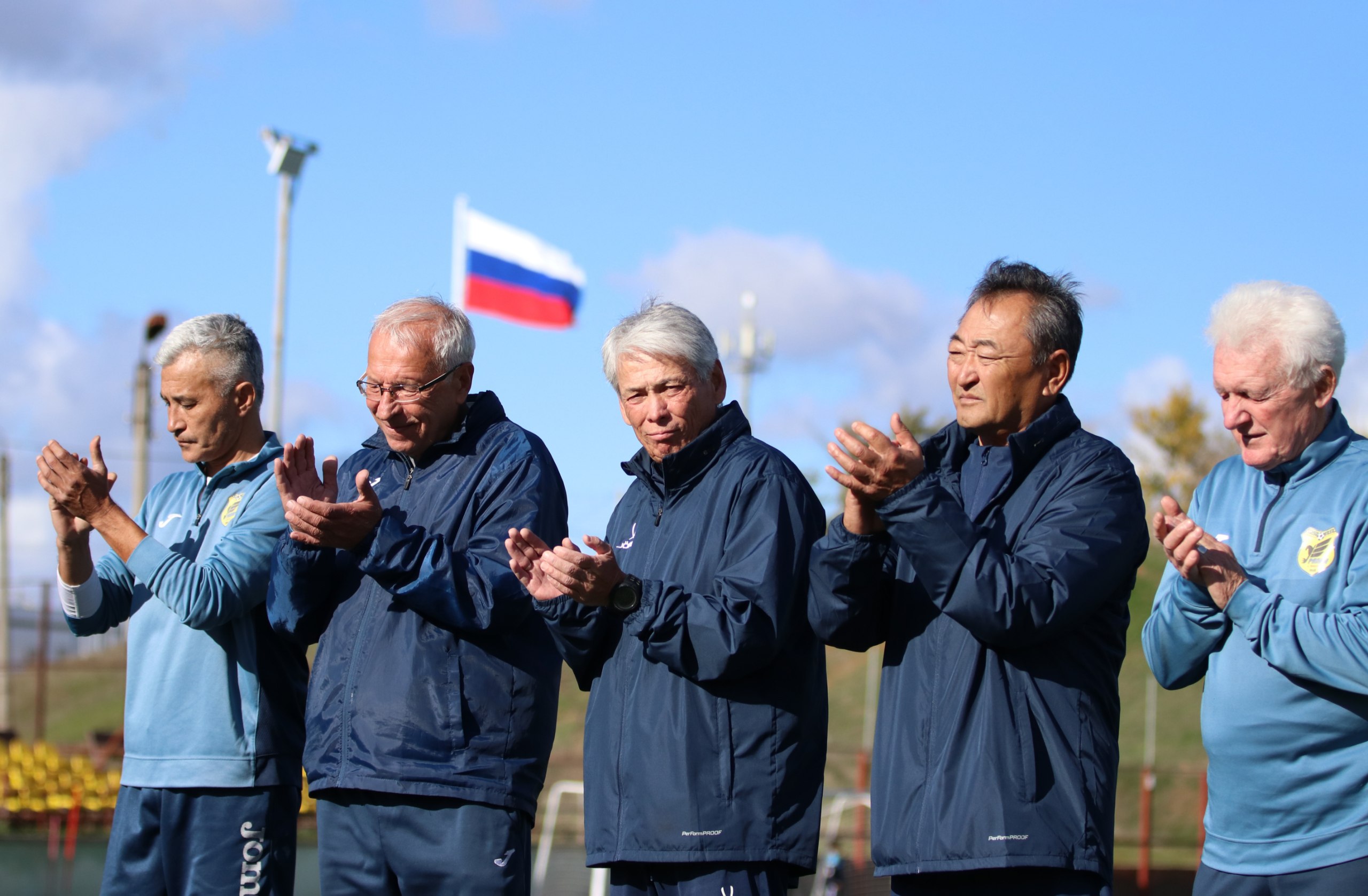 Сегодня, в честь Дня тренера, на стадионе «Юность» состоялся товарищеский футбольный матч Сегодня, в честь Дня тренера, на стадионе «Юность» состоялся товарищеский футбольный матч