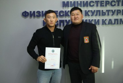 Министр физической культуры и спорта Республики Калмыкия Константин Батыров провел рабочую встречу с серебряным призером Кубка студенческой лиги самбо Эрдни Бадмаевым