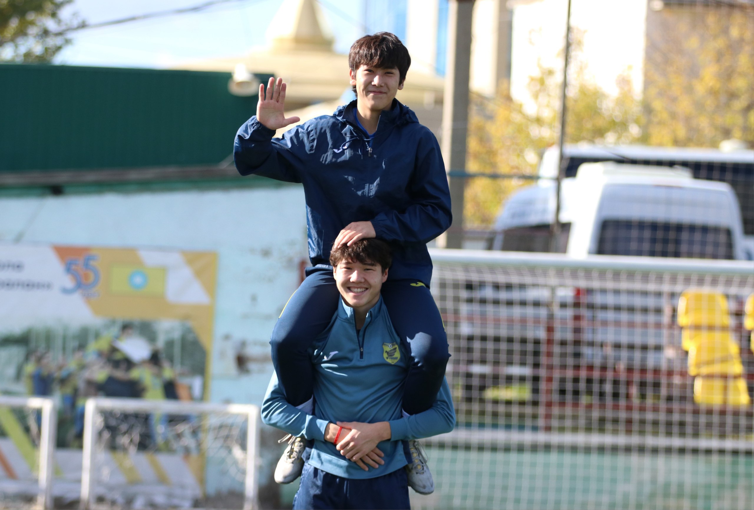 Сегодня, в честь Дня тренера, на стадионе «Юность» состоялся товарищеский футбольный матч Сегодня, в честь Дня тренера, на стадионе «Юность» состоялся товарищеский футбольный матч