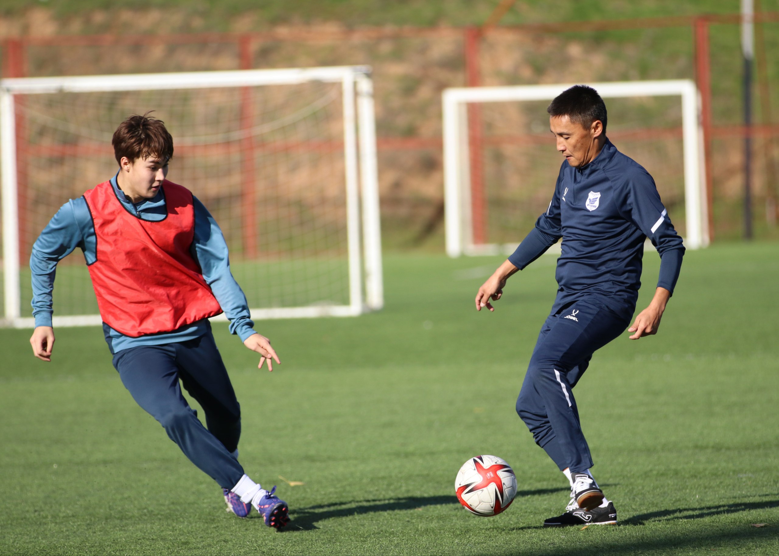 Сегодня, в честь Дня тренера, на стадионе «Юность» состоялся товарищеский футбольный матч Сегодня, в честь Дня тренера, на стадионе «Юность» состоялся товарищеский футбольный матч