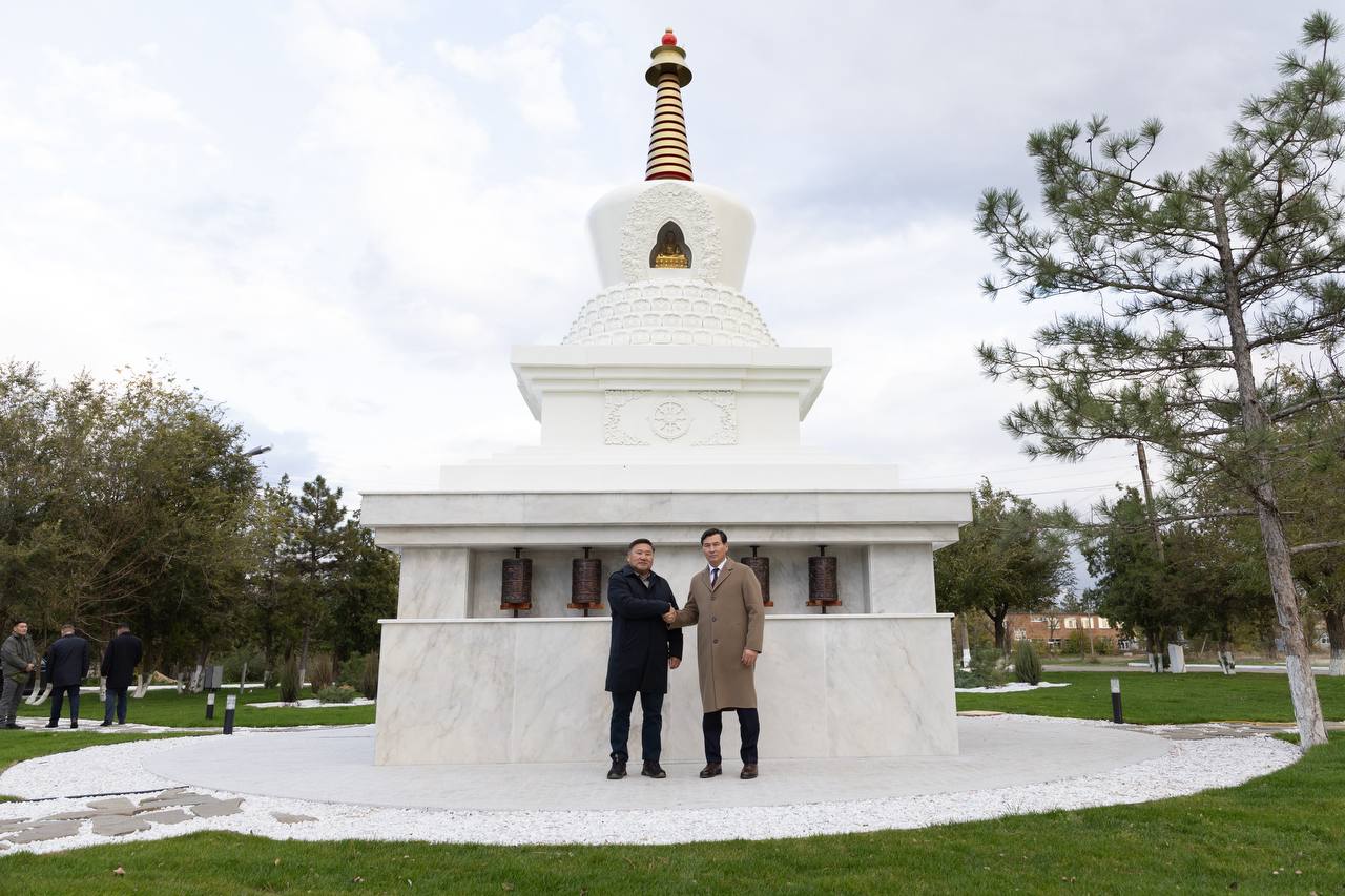 Калмыкия и Тыва укрепляют духовные и культурные связи Калмыкия и Тыва укрепляют духовные и культурные связи