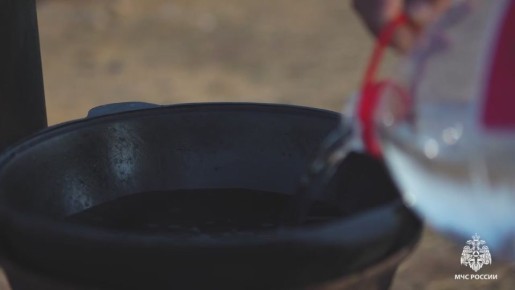 Калмыцкая #ПожарнаяКухня. На просторах бескрайней калмыцкой степи сотрудники МЧС России устроили настоящий кулинарный мастер-класс под открытым небом! Вместо плиты — костёр, вместо кухни — степной простор, а вместо поваров —...