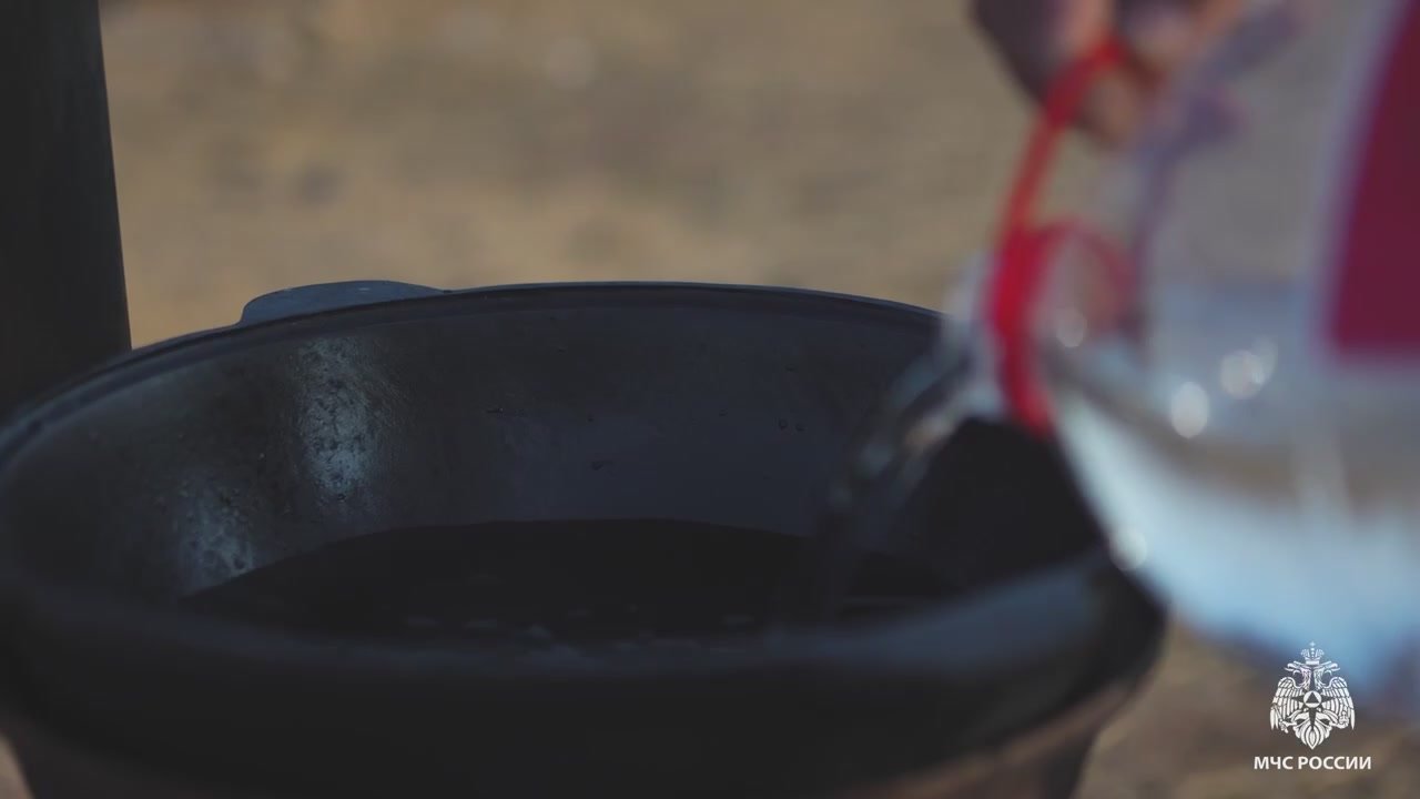 Калмыцкая #ПожарнаяКухня. На просторах бескрайней калмыцкой степи сотрудники МЧС России устроили настоящий кулинарный мастер-класс под открытым небом! Вместо плиты — костёр, вместо кухни — степной простор, а вместо поваров —...