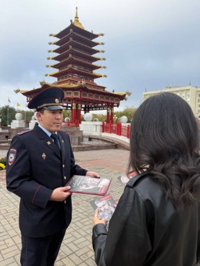 Участковый, воспитанный в семье полицейских, завоевал доверие жителей Элисты