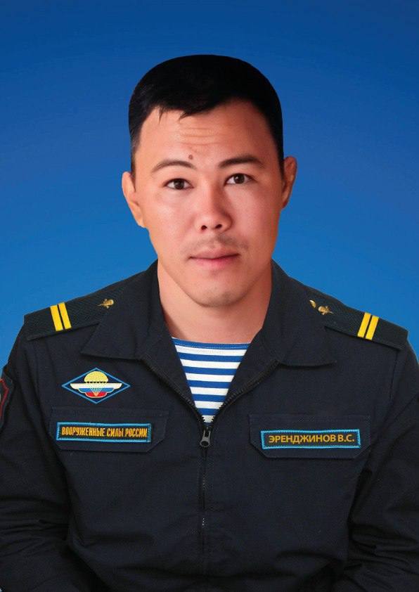 Отцу погибшего солдата Сергею Эренджинову вручили медаль "Отец солдата" Отцу погибшего солдата Сергею Эренджинову вручили медаль "Отец солдата"