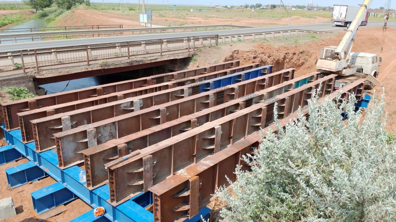 Капитальный ремонт мостового перехода на автодороге «Яшкуль–Комсомольский–Артезиан» продолжается Капитальный ремонт мостового перехода на автодороге «Яшкуль–Комсомольский–Артезиан» продолжается