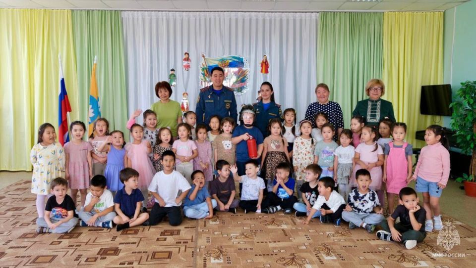 "Детям об опасности огня": сотрудники МЧС провели занятие в детском саду