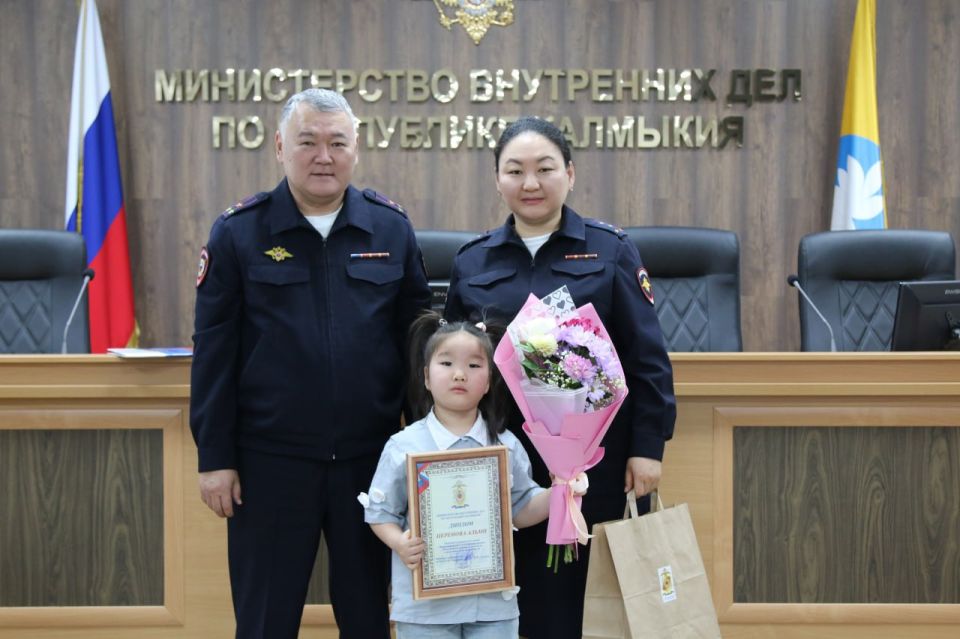 Сегодня победители регионального этапа Всероссийского конкурса детского рисунка «Мои родители работают в полиции - 2025» получили заслуженные награды