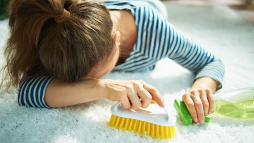 У пятен нет шанса: очистить ковер за копейки и без химчистки проще простого