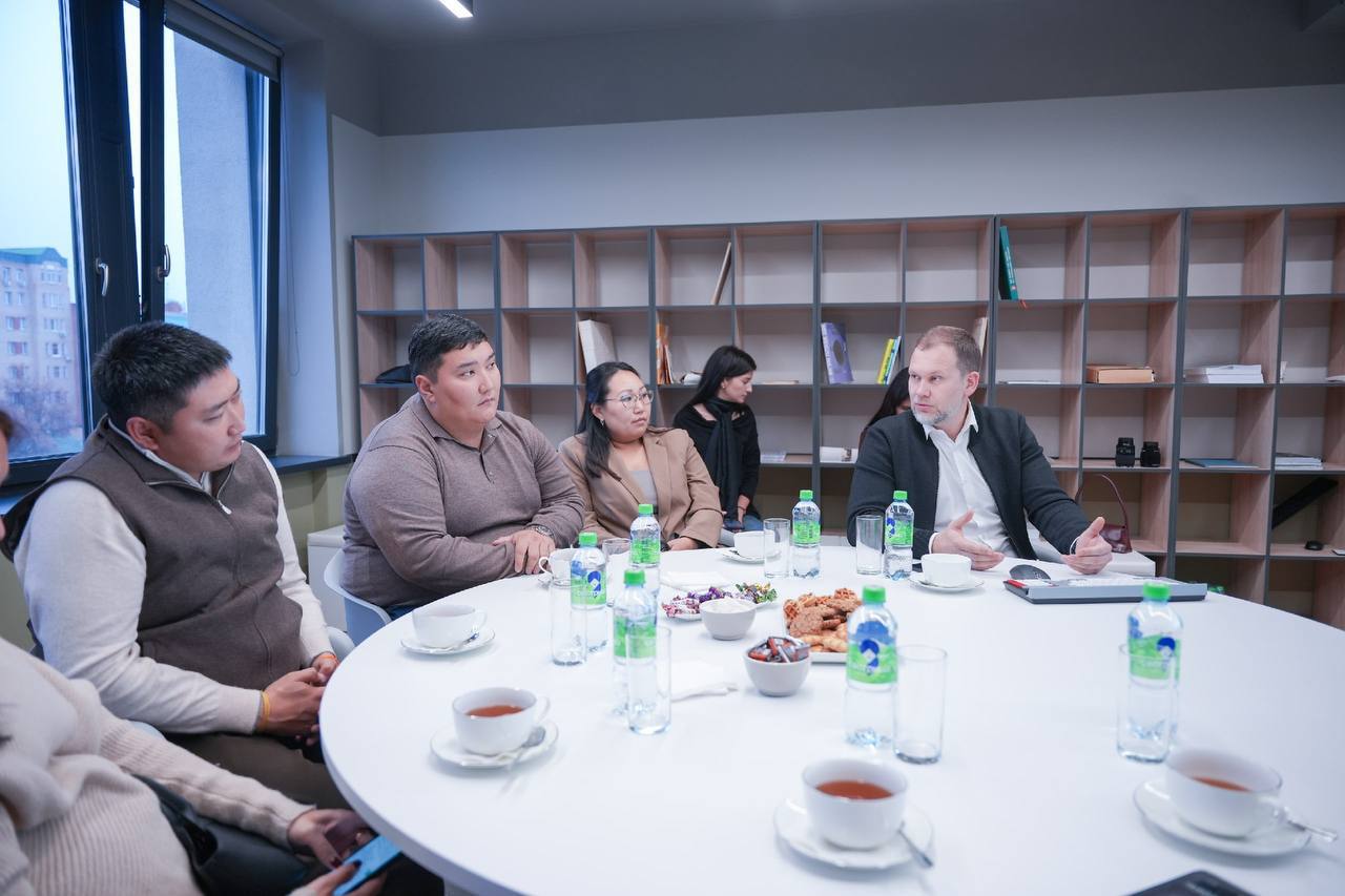 Алдар Лиджиков: Завершили с коллегами рабочую неделю в столице Республики Татарстан, где на протяжении 5 дней плодотворно перенимали опыт и учились новым практикам у наших коллег, трудящихся в Мэрии прекрасного города Казань Алдар Лиджиков: Завершили с коллегами рабочую неделю в столице Республики Татарстан, где на протяжении 5 дней плодотворно перенимали опыт и учились новым практикам у наших коллег, трудящихся в Мэрии прекрасного города Казань