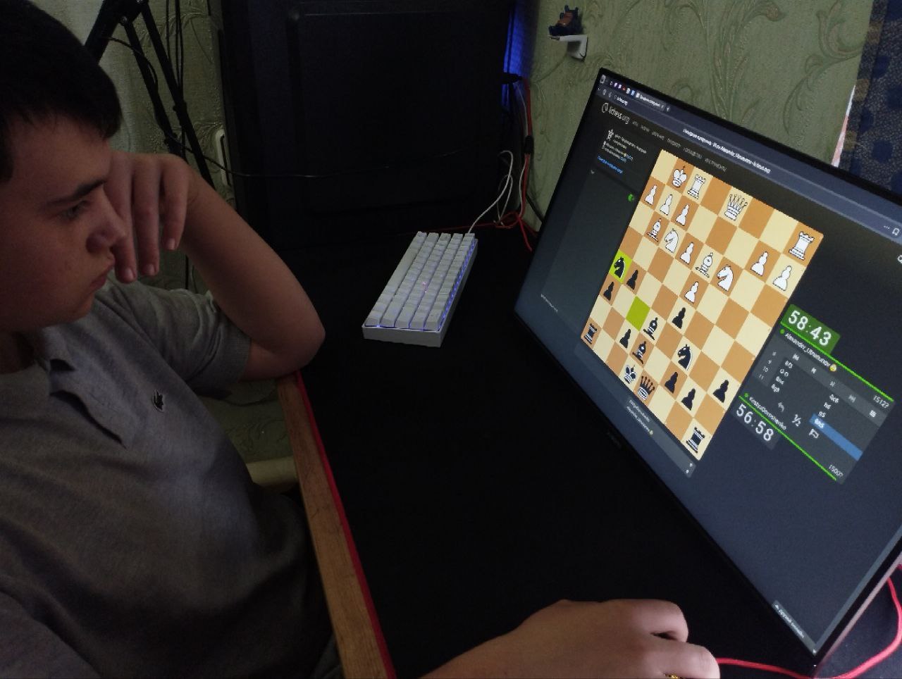 В преддверии Дня народного единства, директор БУ ДО РК «РСШ по шахматам» Александр Утнасунов провел сеанс одновременной игры для юных шахматистов из Антрацита В преддверии Дня народного единства, директор БУ ДО РК «РСШ по шахматам» Александр Утнасунов провел сеанс одновременной игры для юных шахматистов из Антрацита