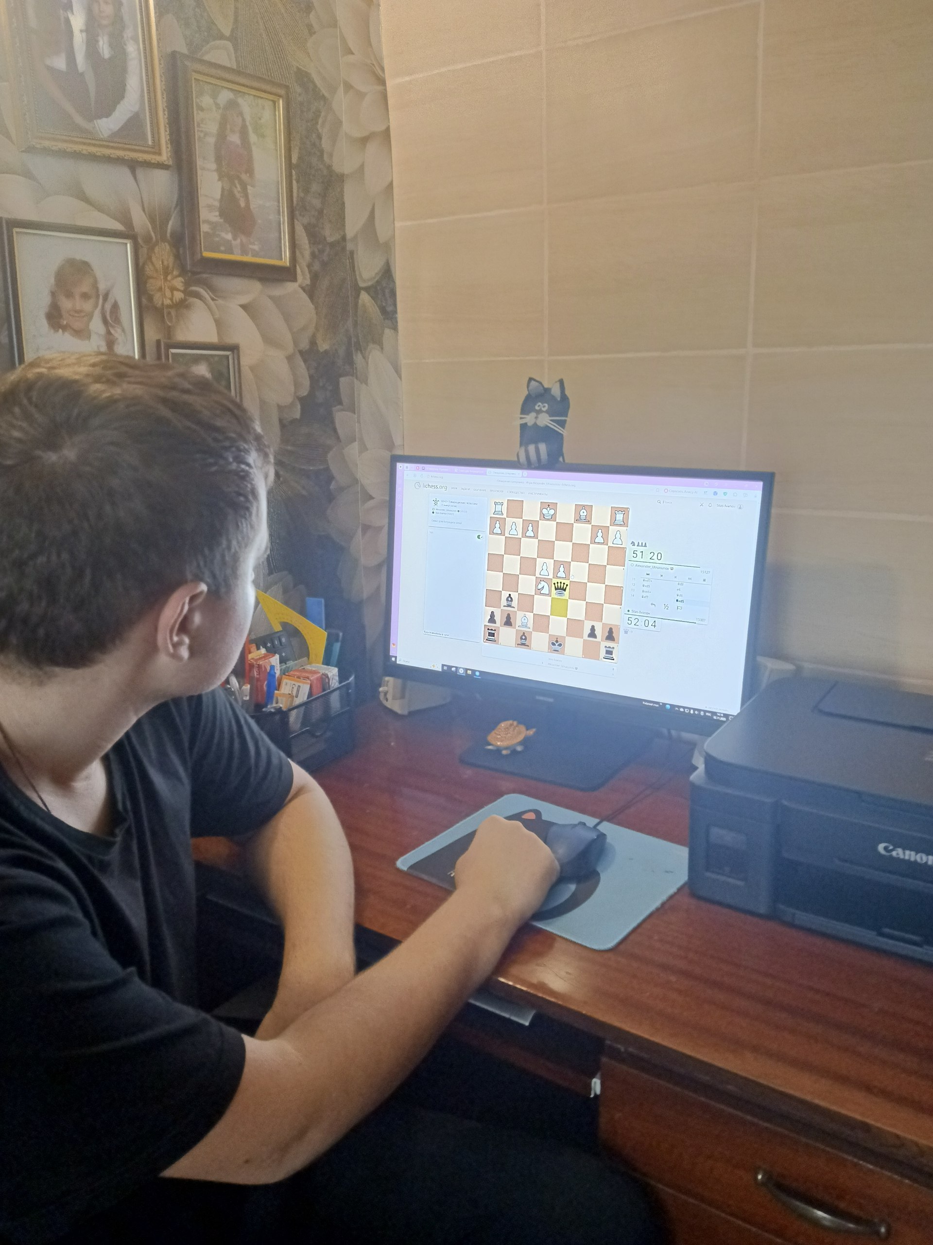 В преддверии Дня народного единства, директор БУ ДО РК «РСШ по шахматам» Александр Утнасунов провел сеанс одновременной игры для юных шахматистов из Антрацита В преддверии Дня народного единства, директор БУ ДО РК «РСШ по шахматам» Александр Утнасунов провел сеанс одновременной игры для юных шахматистов из Антрацита