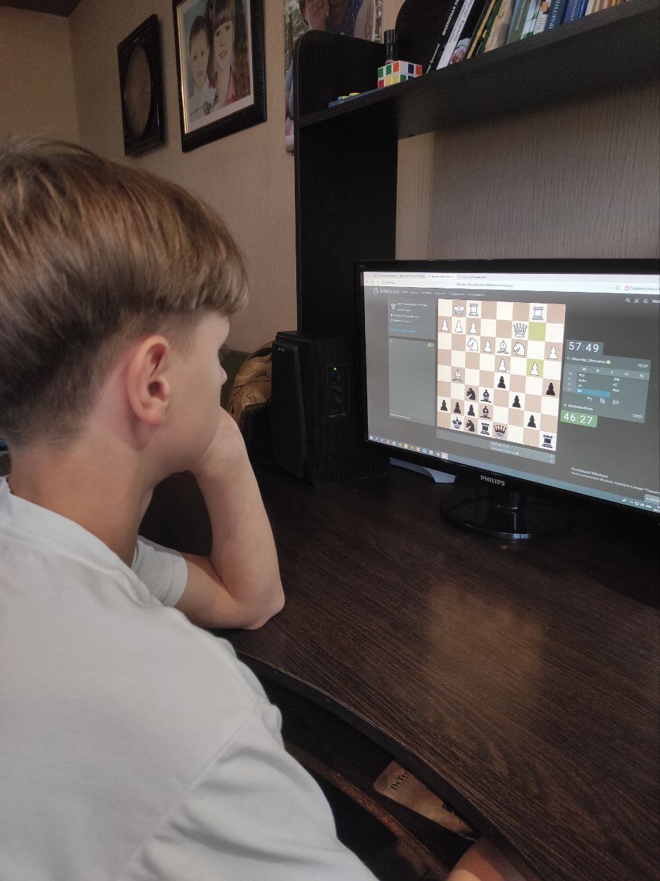 В преддверии Дня народного единства, директор БУ ДО РК «РСШ по шахматам» Александр Утнасунов провел сеанс одновременной игры для юных шахматистов из Антрацита В преддверии Дня народного единства, директор БУ ДО РК «РСШ по шахматам» Александр Утнасунов провел сеанс одновременной игры для юных шахматистов из Антрацита