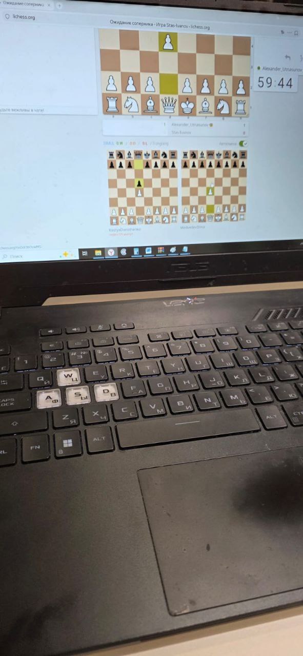 В преддверии Дня народного единства, директор БУ ДО РК «РСШ по шахматам» Александр Утнасунов провел сеанс одновременной игры для юных шахматистов из Антрацита В преддверии Дня народного единства, директор БУ ДО РК «РСШ по шахматам» Александр Утнасунов провел сеанс одновременной игры для юных шахматистов из Антрацита