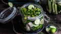 Мудрые хозяйки не выливают огуречный рассол зря: готовят из него вкуснятину