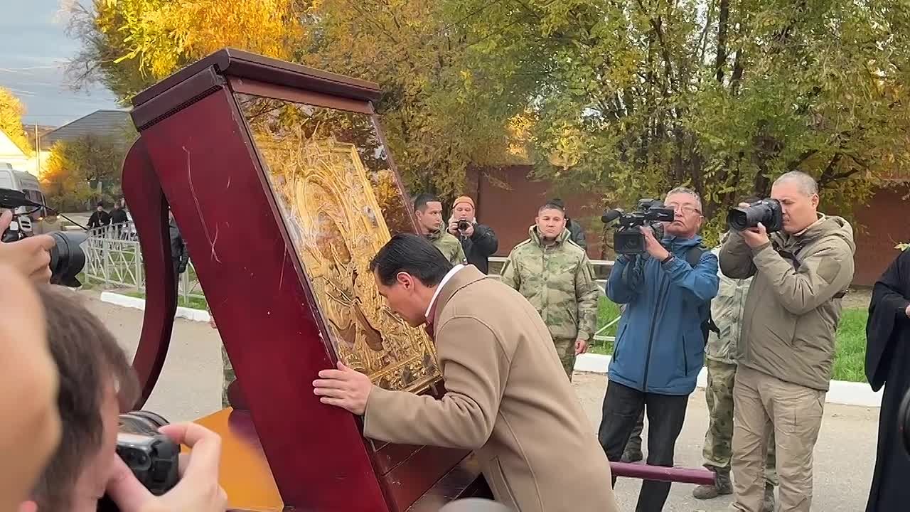 Среди тех, кто встречает святыню, Глава Калмыкии Бату Хасиков