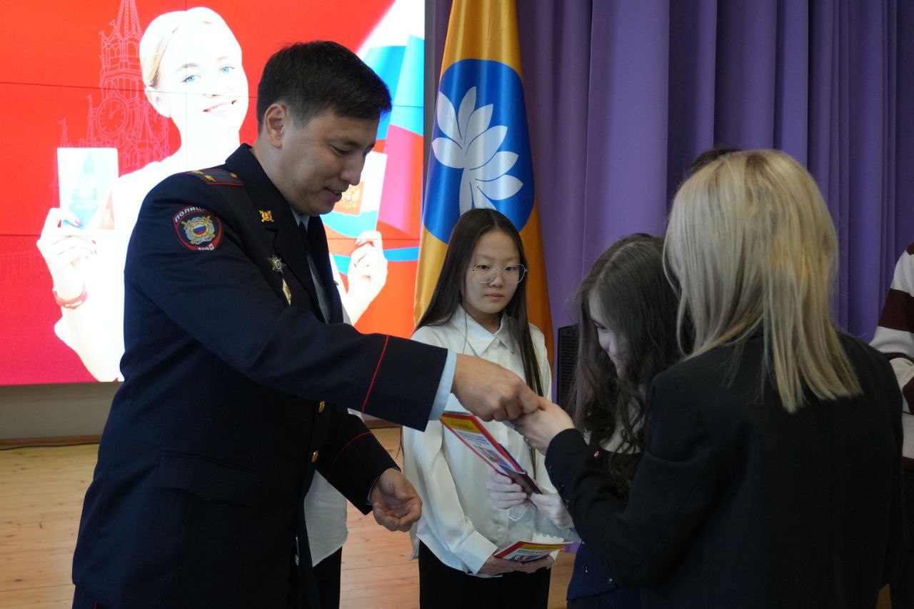В Калмыкии сотрудники полиции в торжественной обстановке вручили первые паспорта юным элистинцам В Калмыкии сотрудники полиции в торжественной обстановке вручили первые паспорта юным элистинцам