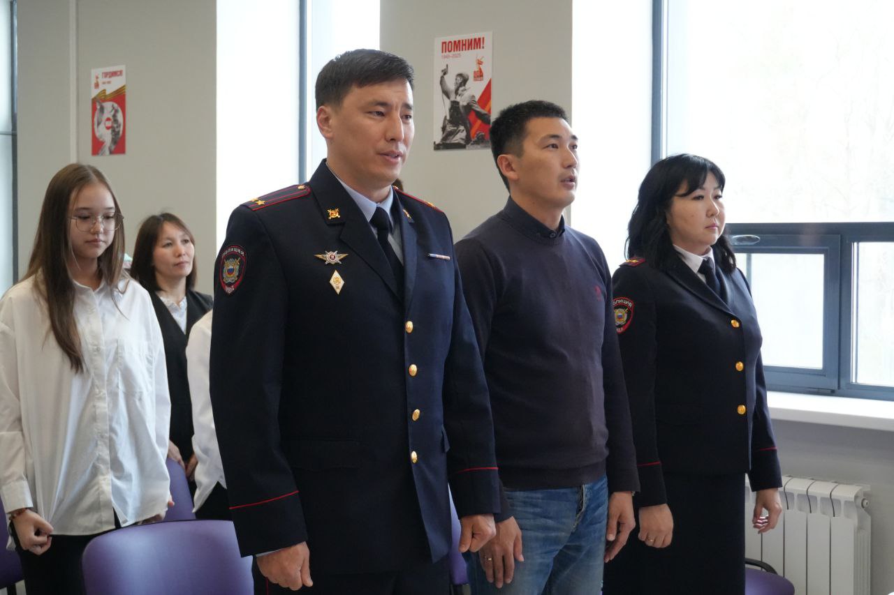 В Калмыкии сотрудники полиции в торжественной обстановке вручили первые паспорта юным элистинцам В Калмыкии сотрудники полиции в торжественной обстановке вручили первые паспорта юным элистинцам