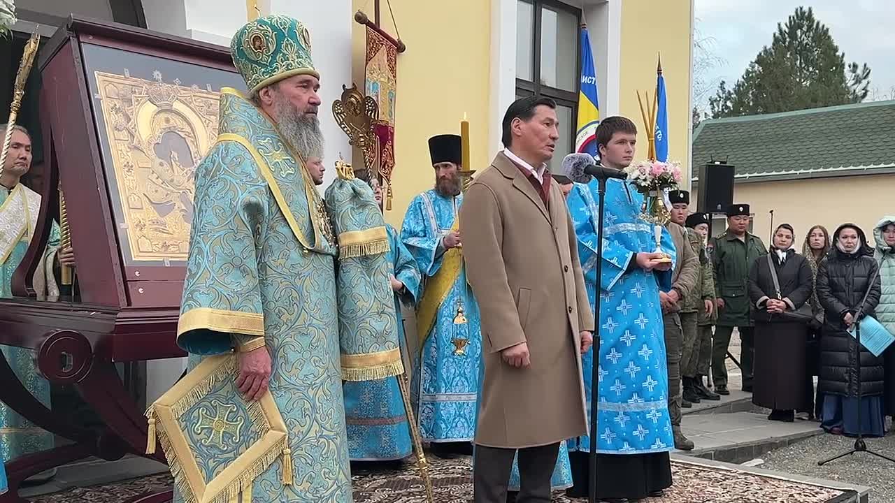 Глава Калмыкии Бату Хасиков в ходе своего выступления поблагодарил Патриарха Московского и всея Руси Кирилла и митрополита Ростовского и Новочеркасского Меркурия за благословение прибытия иконы в Калмыкию и за теплое...