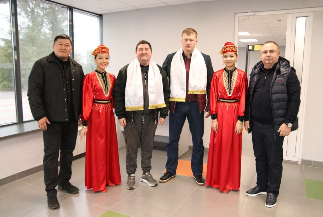 Сегодня в аэропорту города Элисты встретили легендарного российского боксера, чемпиона Олимпийских игр (2004), чемпиона мира (2003), двукратного чемпиона Европы (2002, 2004), заслуженного мастера спорта России – Александра...