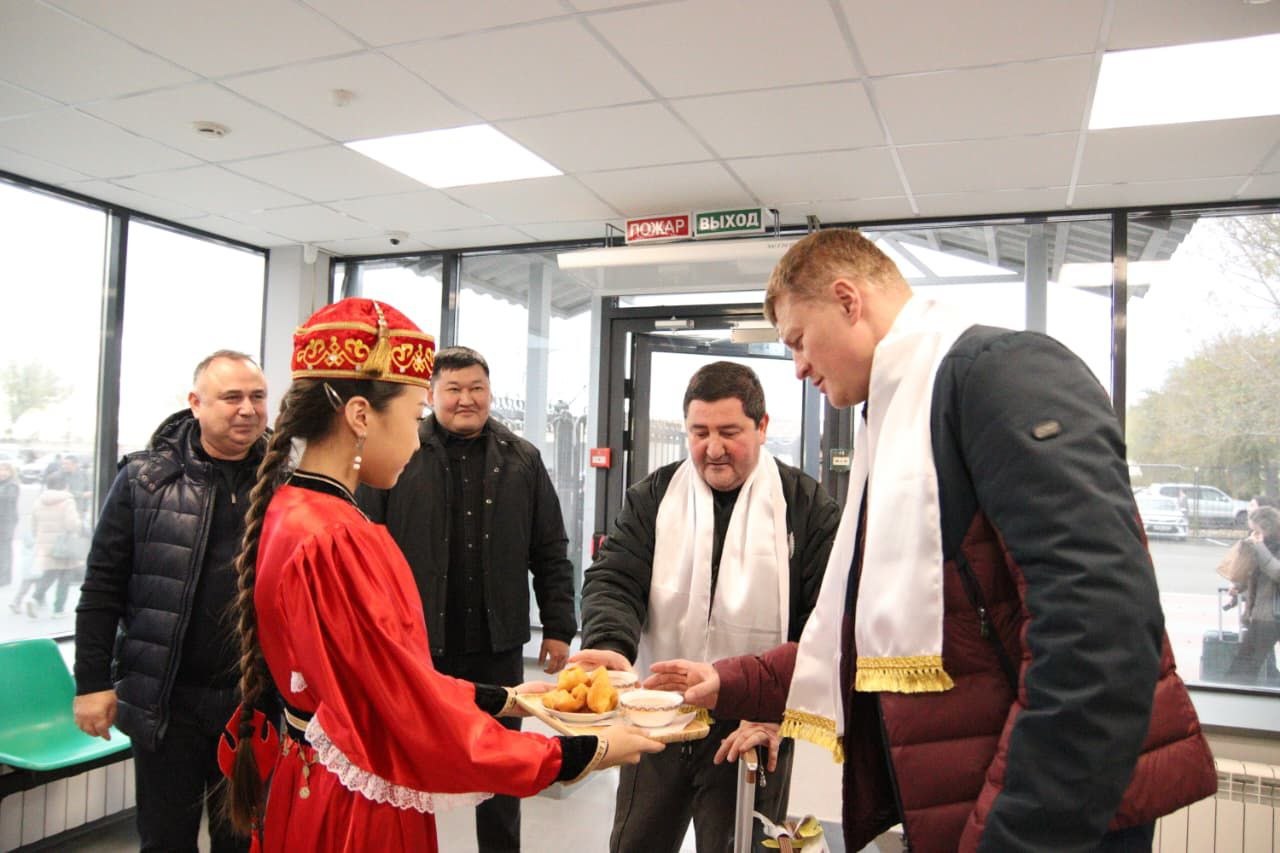 Сегодня в аэропорту города Элисты встретили легендарного российского боксера, чемпиона Олимпийских игр (2004), чемпиона мира (2003), двукратного чемпиона Европы (2002, 2004), заслуженного мастера спорта России – Александра... Сегодня в аэропорту города Элисты встретили легендарного российского боксера, чемпиона Олимпийских игр (2004), чемпиона мира (2003), двукратного чемпиона Европы (2002, 2004), заслуженного мастера спорта России – Александра...