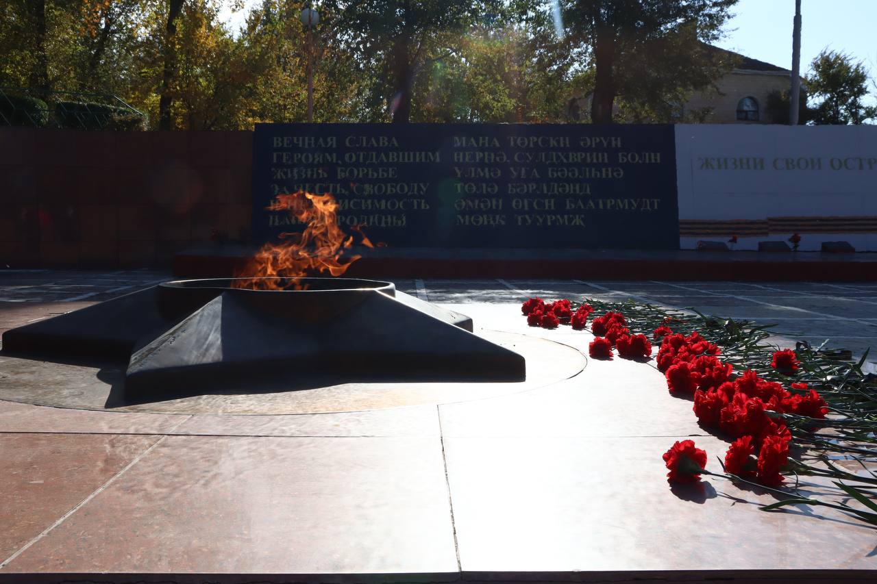 День народного единства: в Элисте состоялось возложение у «Вечного огня» День народного единства: в Элисте состоялось возложение у «Вечного огня»