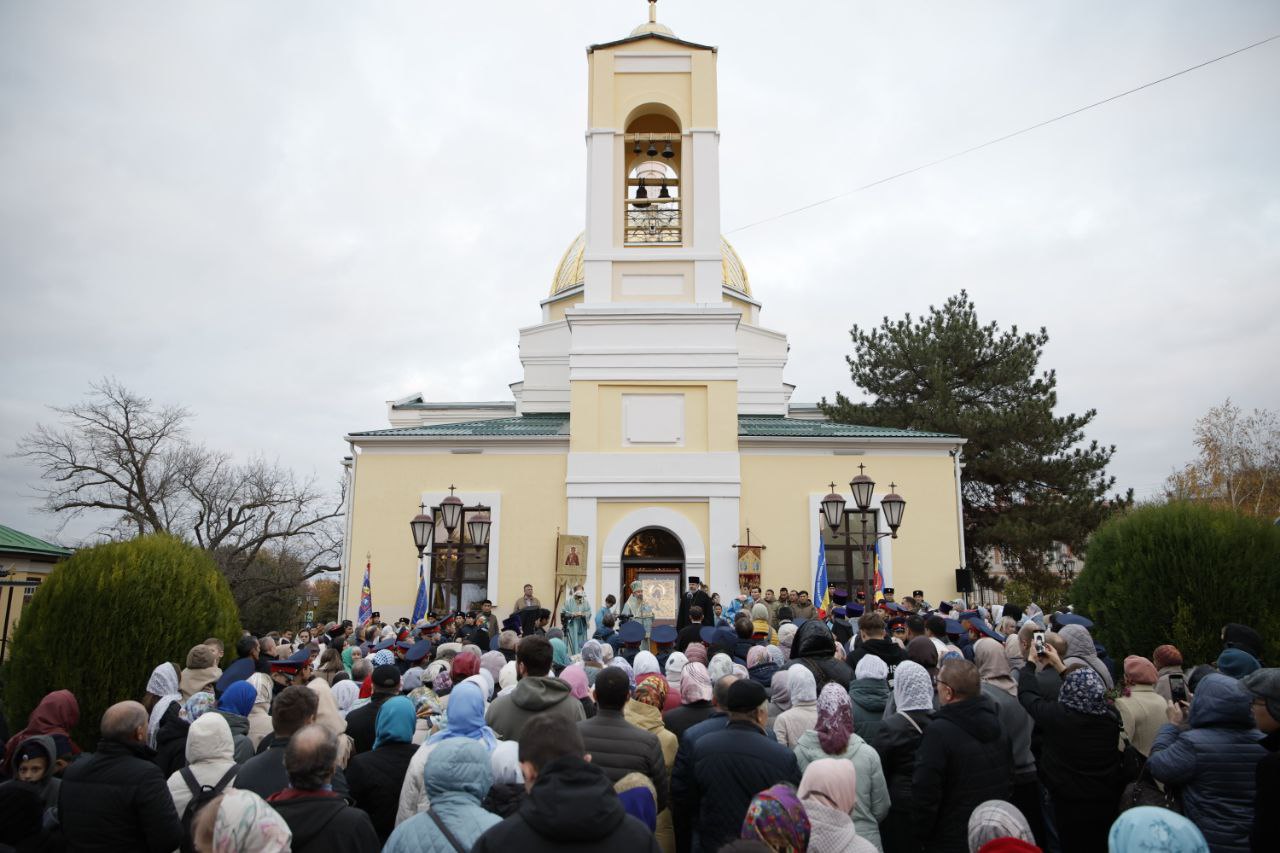 В Калмыкию с особой миссией прибыла одна из самых почитаемых православных святынь — Донская икона Божией Матери, заступница российского воинства В Калмыкию с особой миссией прибыла одна из самых почитаемых православных святынь — Донская икона Божией Матери, заступница российского воинства