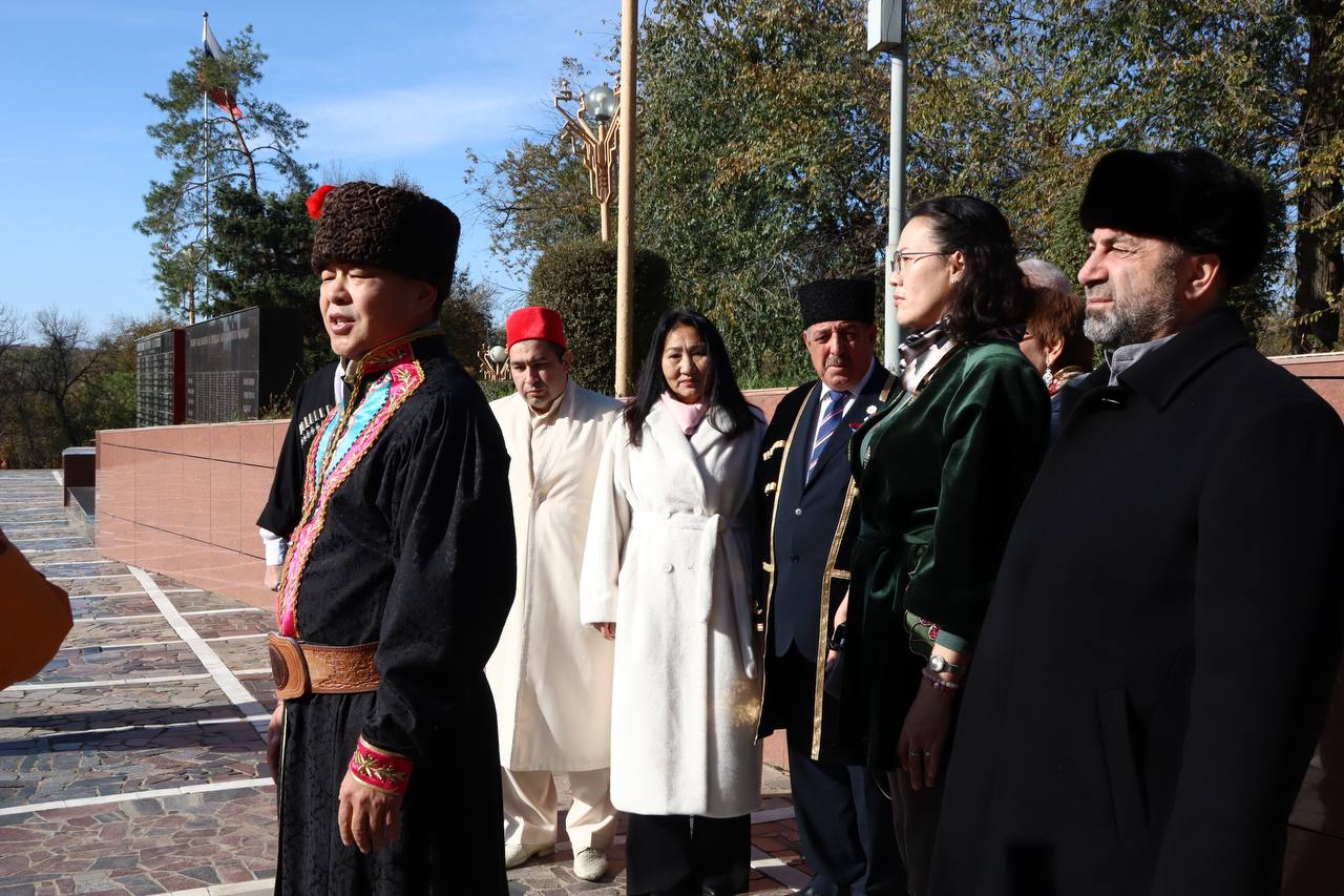 День народного единства: в Элисте состоялось возложение у «Вечного огня» День народного единства: в Элисте состоялось возложение у «Вечного огня»