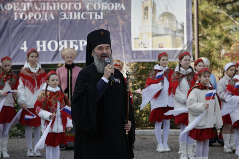 Бату Хасиков: Также поздравляю всех с Днем Казанской иконы Божией матери и Днем Казанского кафедрального собора Бату Хасиков: Также поздравляю всех с Днем Казанской иконы Божией матери и Днем Казанского кафедрального собора