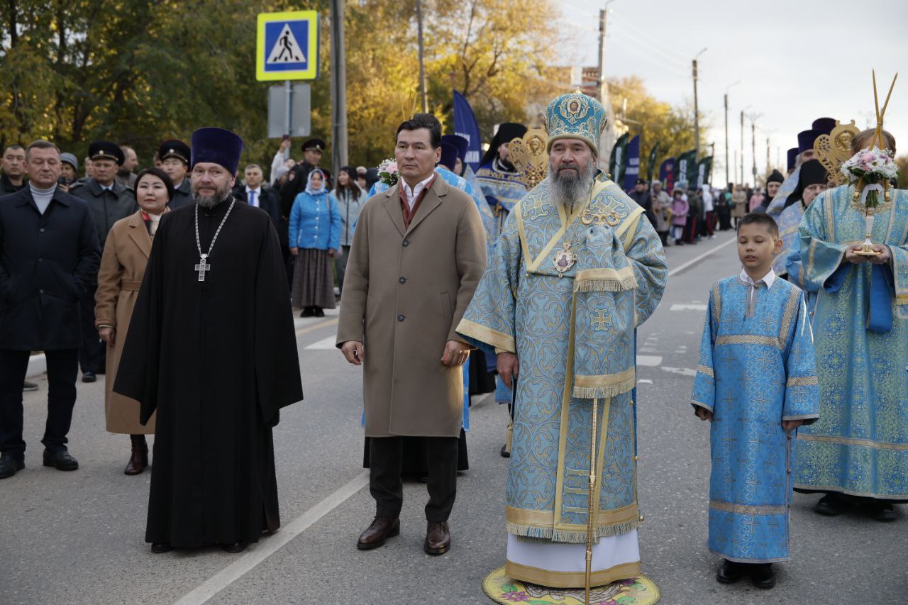 В Калмыкию с особой миссией прибыла одна из самых почитаемых православных святынь — Донская икона Божией Матери, заступница российского воинства В Калмыкию с особой миссией прибыла одна из самых почитаемых православных святынь — Донская икона Божией Матери, заступница российского воинства