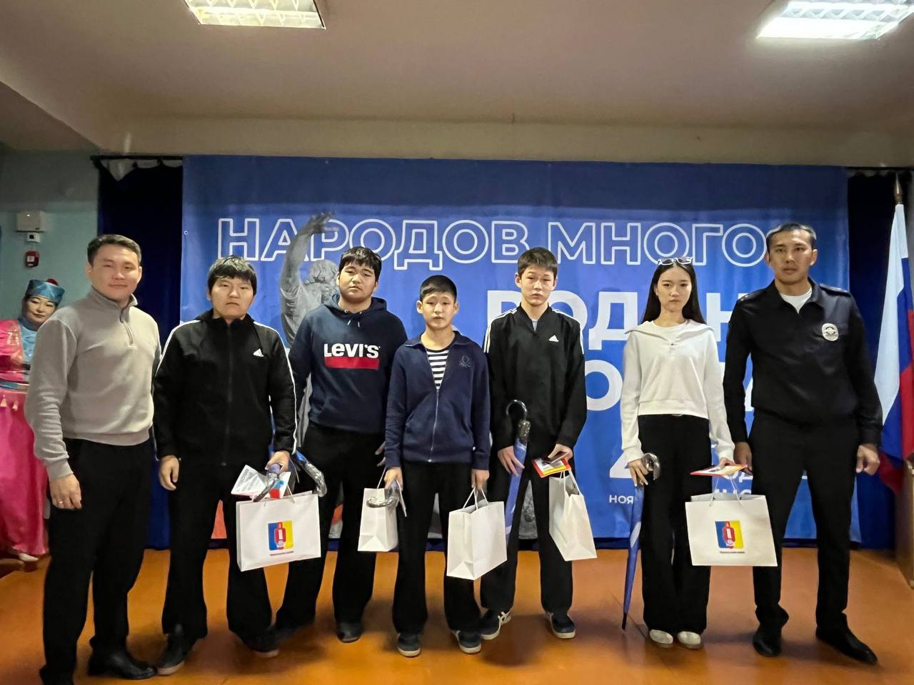 В Калмыкии традиционно в День народного единства сотрудники полиции вручили юным жителям республики их первые паспорта В Калмыкии традиционно в День народного единства сотрудники полиции вручили юным жителям республики их первые паспорта