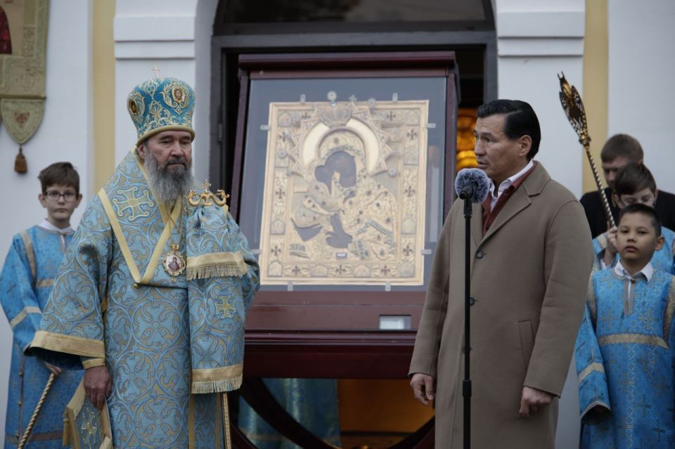 В Калмыкию с особой миссией прибыла одна из самых почитаемых православных святынь — Донская икона Божией Матери, заступница российского воинства В Калмыкию с особой миссией прибыла одна из самых почитаемых православных святынь — Донская икона Божией Матери, заступница российского воинства