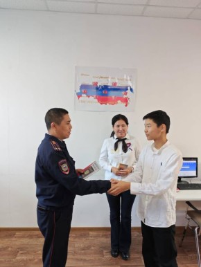 В Калмыкии традиционно в День народного единства сотрудники полиции вручили юным жителям республики их первые паспорта