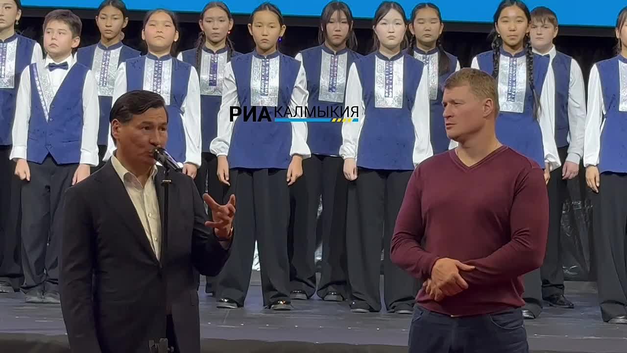 Помимо этого, Глава Калмыкии отметил, что так же, как и молодые люди перед ним, он в юношестве принимал участие в подобных турнирах и соревнованиях